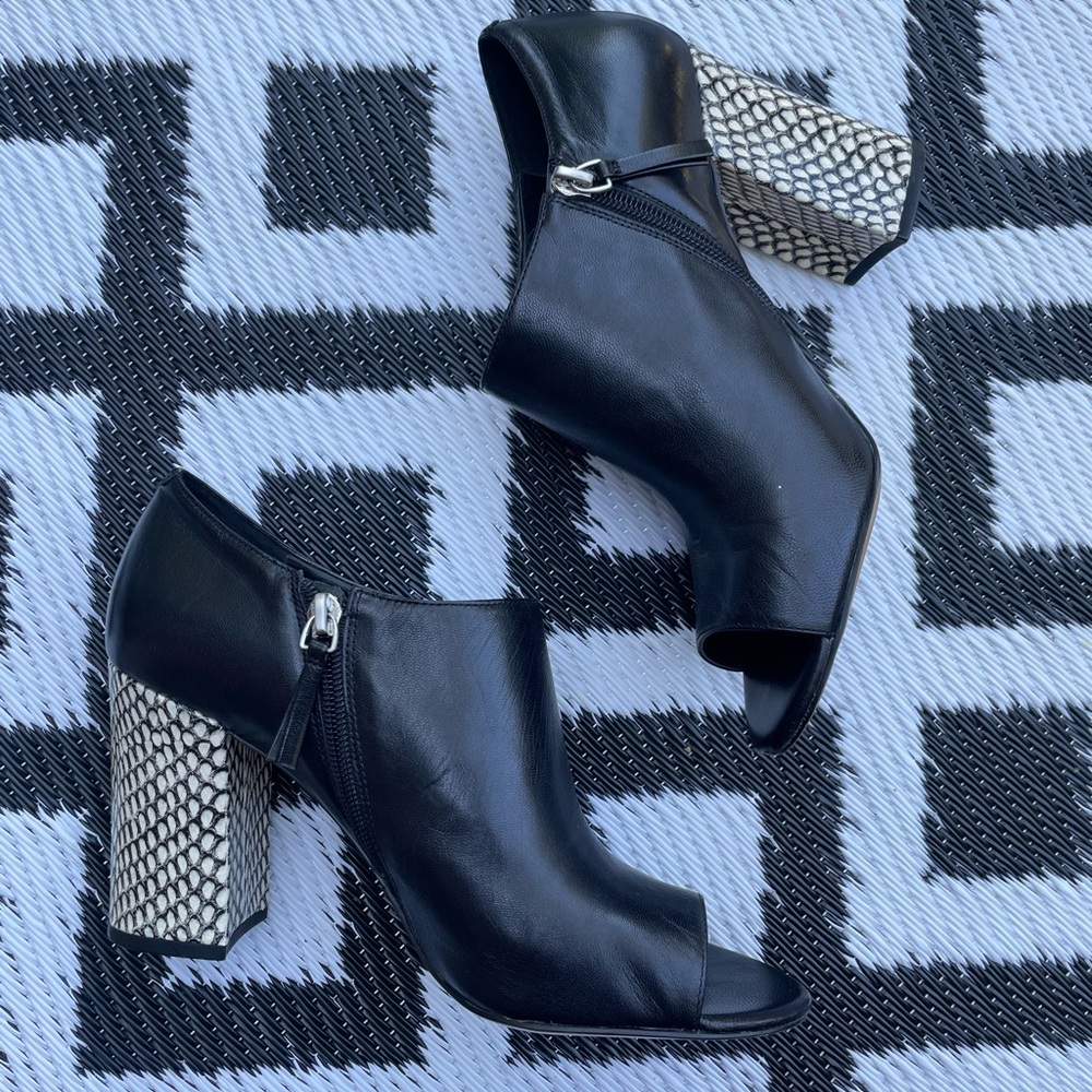 Nine West Black Peep Toe with Snake Print Heel Sz 9